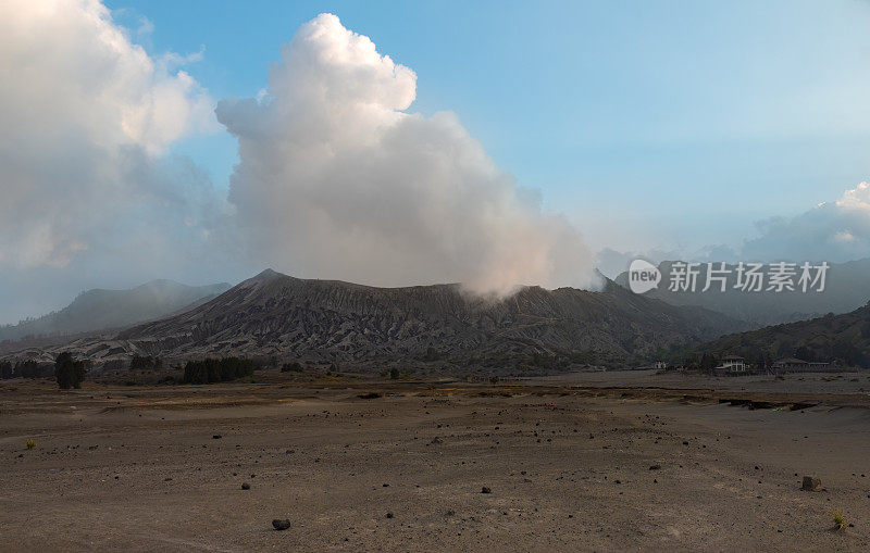 徒步穿越沙海前往Bromo山(Gunung Bromo)，这是一座活跃的索玛火山，位于印度尼西亚东爪哇的Bromo Tengger seemeru国家公园。